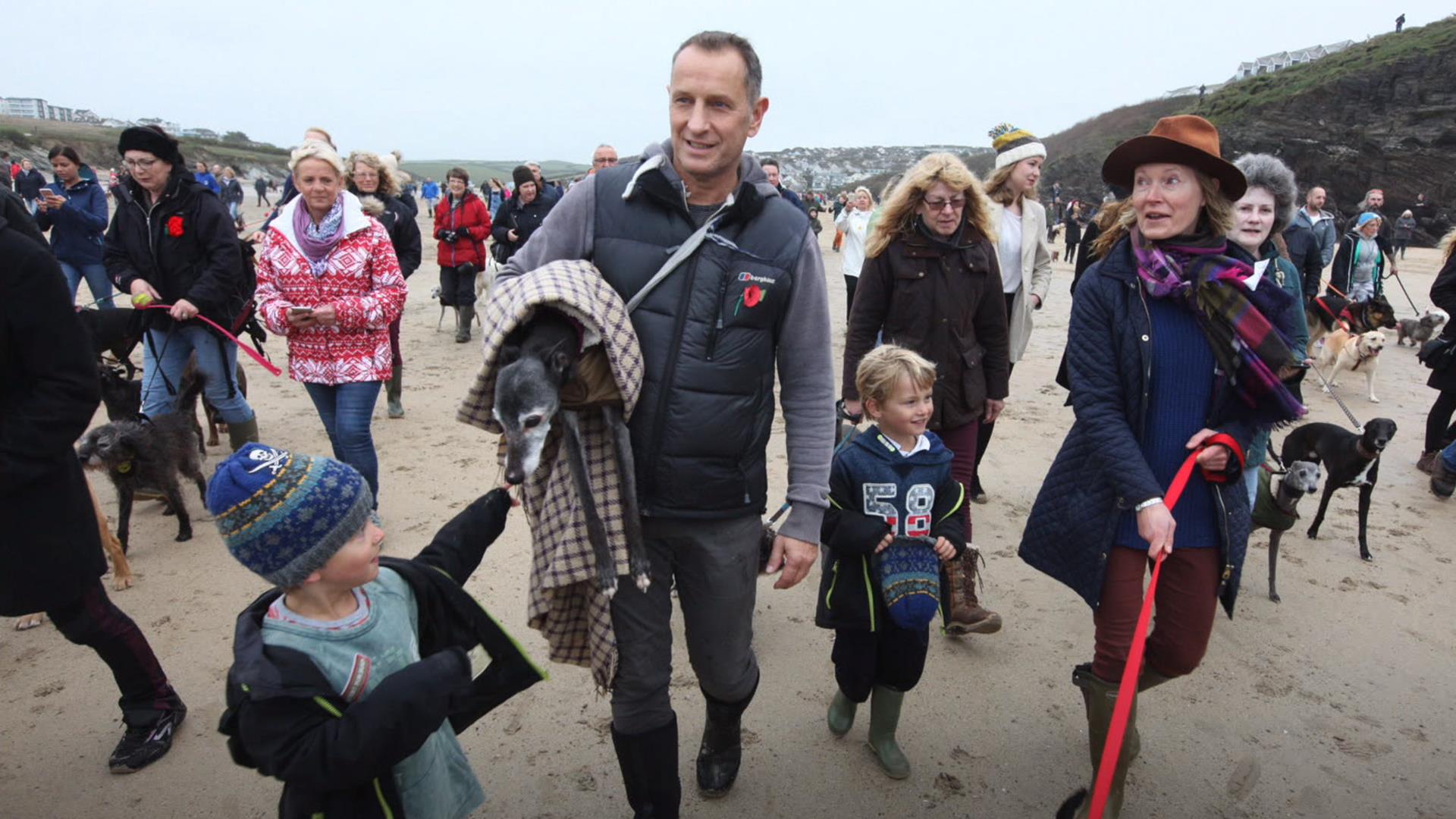 Hundreds accompany dog on final walk on his favorite beach