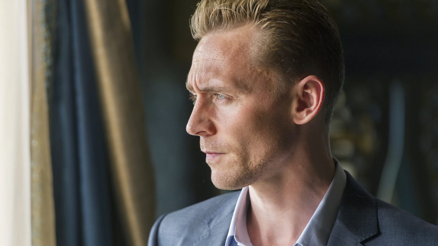 Tom Hiddleston Wins 2016 Rear of the Year Award - E! Online
