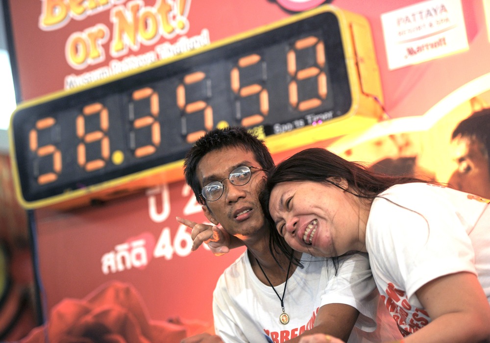 Corresponding to thousand Canoe Smooooooooooch! Thai couple kisses for 58 hours, sets new world record