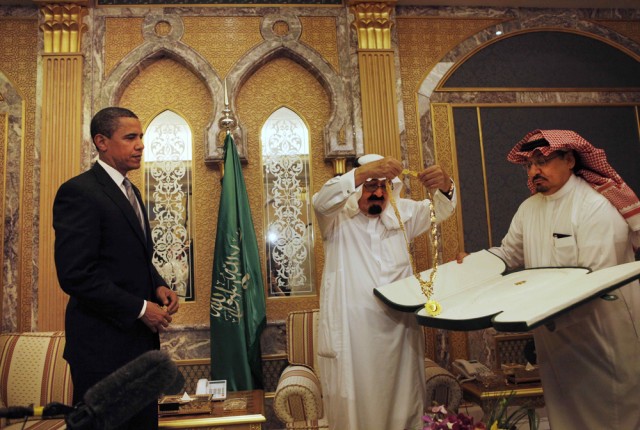 Image: Barack Obama receives gift from King Abdullah