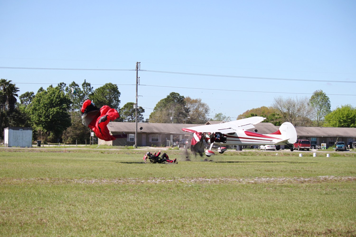 avioneta atropella a un paracaidista runs over a paratrooper plane