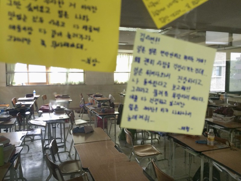 Image: Messages left by fellow students are stuck to the classroom windows of students missing in the South Korean ferry disaster at Danwon High School in Ansan