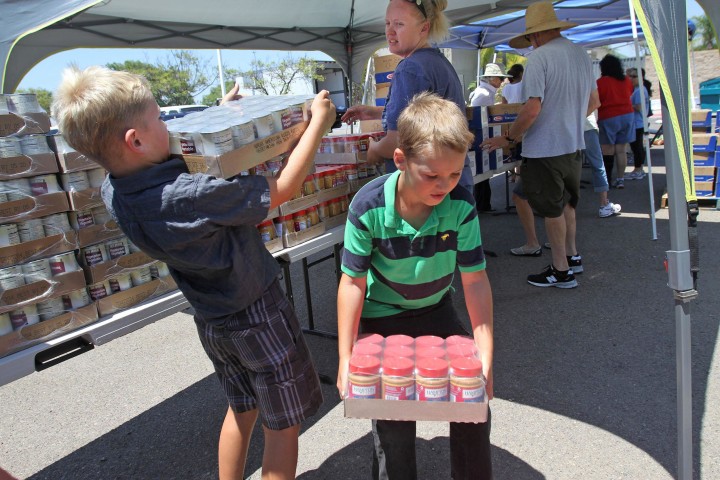 Image: Volunteers at food distribution for military families