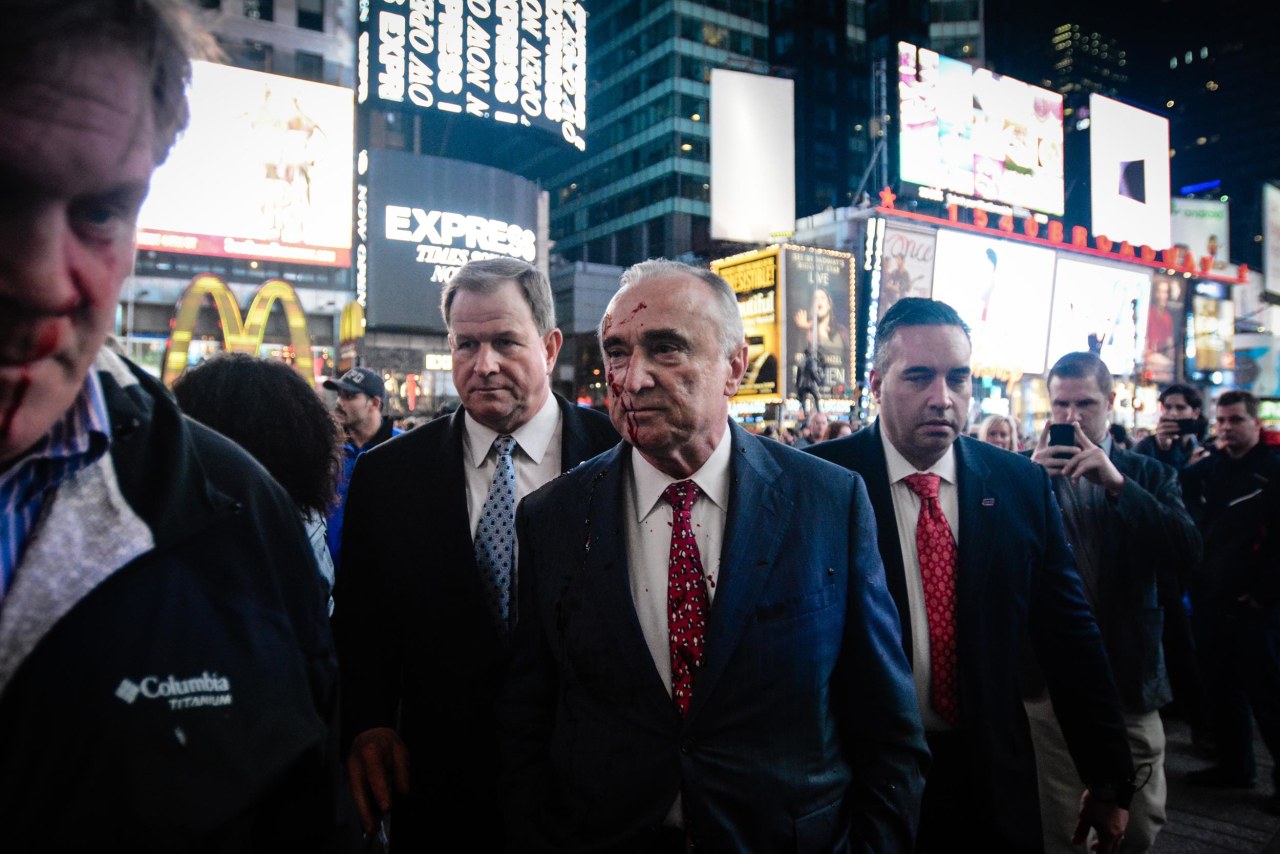Un manifestante arrojó sangre falsa sobre Comisionado NYPD Bill Bratton durante una manifestación por la muerte de Michael Brown en el Times Square de Nueva York el lunes por la noche.