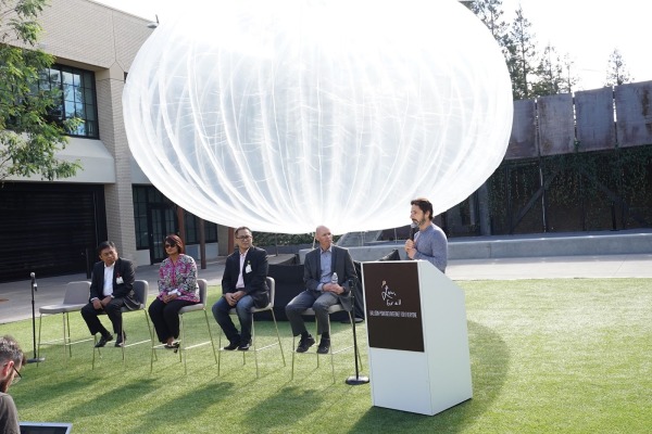 Les CEOs de Telkomsel, XL Axiata et Indosat CEO avec Sergey Brin, President de Alphabet Inc réunies pour lancer le test du Project Loon de Google en Indonésie