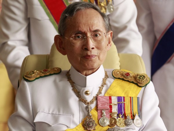 Image: Thailand's King Bhumibol Adulyadej leaves the Siriraj Hospital for a ceremony at the Grand Palace in Bangkok
