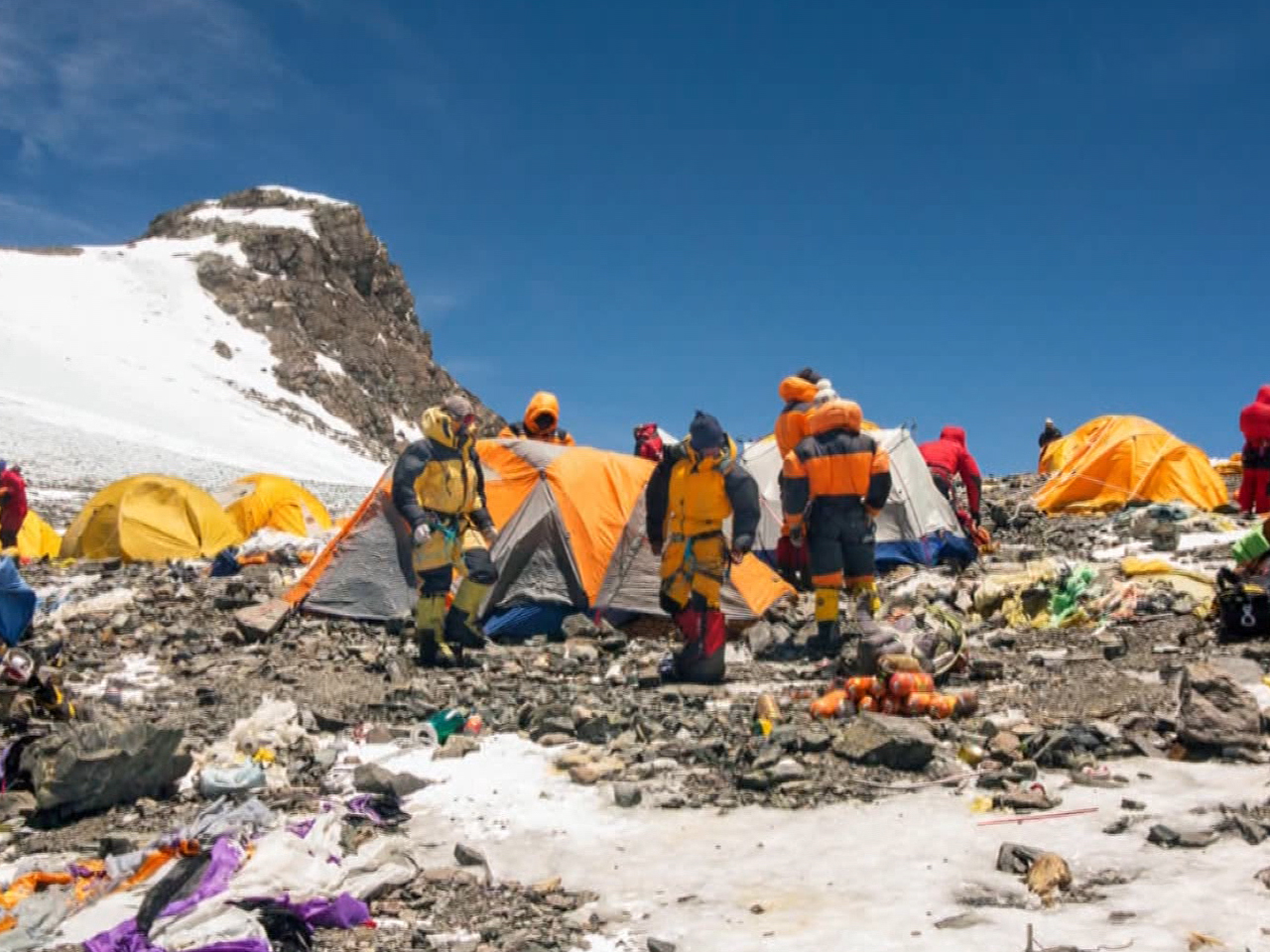60 of climbing leaves Everest polluted, crowded