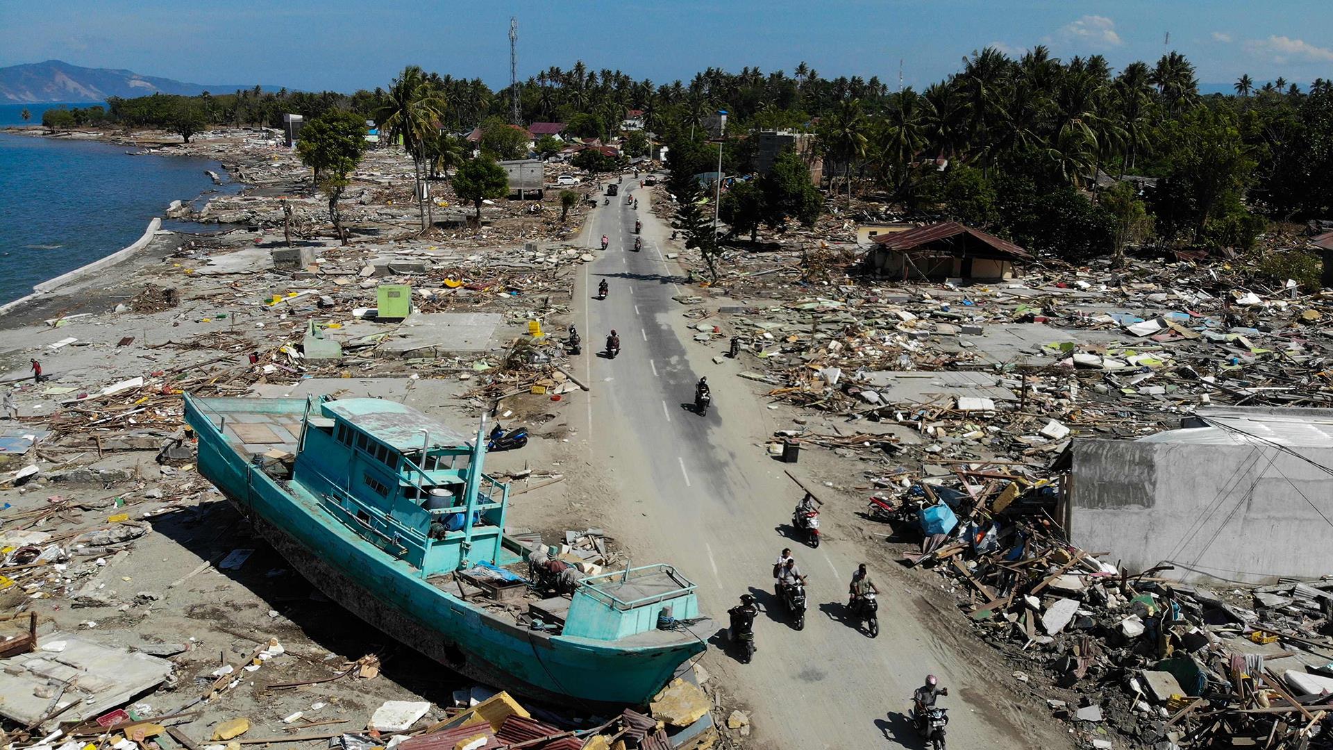 Indonesia tsunami and earthquake death toll over 800 - NBC News
