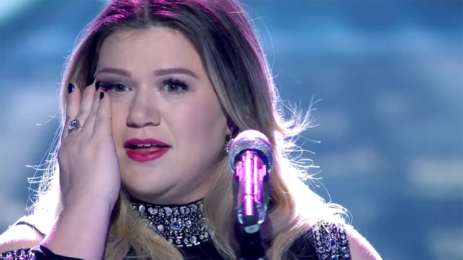 Kelly Clarkson fights back tears performing 'Piece by 