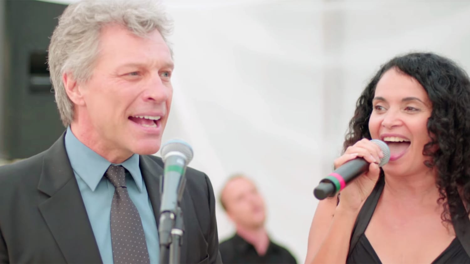 The wedding singer! Jon Bon Jovi (reluctantly) performs 'Livin' on a