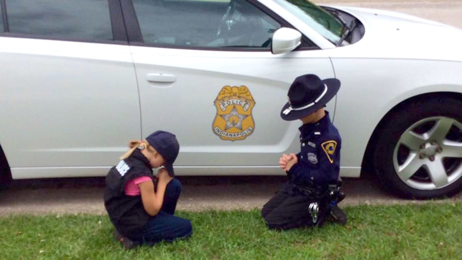 Powerful photo shows children of police officer praying he comes home safely - TODAY.com1920 x 1080