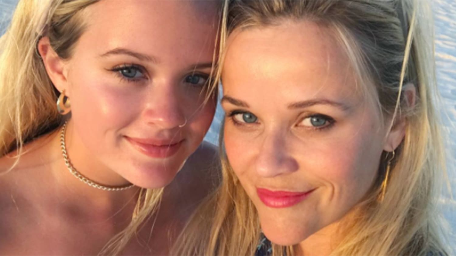 Reese Witherspoon And Her Daughter Look Like Twins In Holiday Selfie