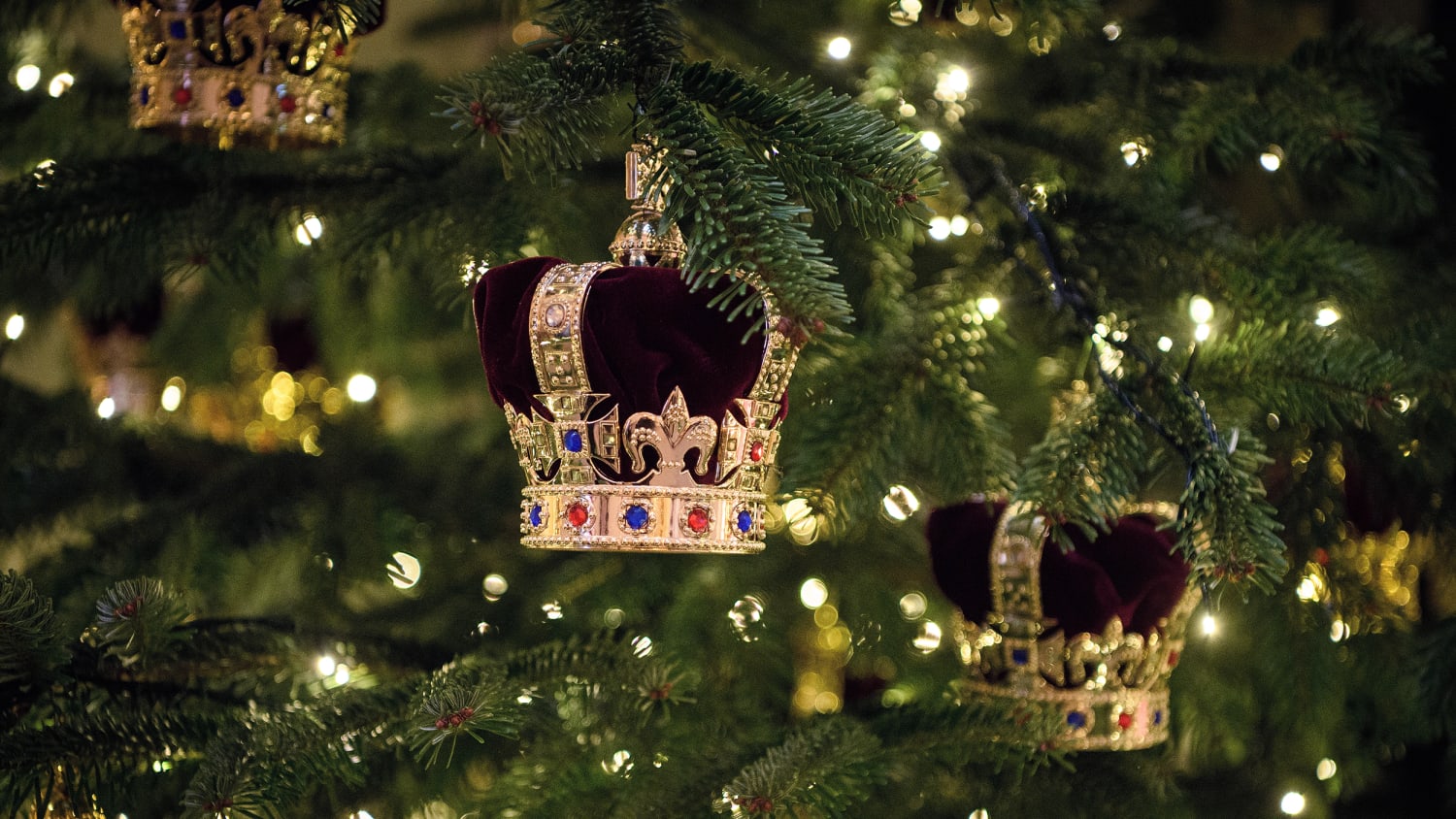 Buckingham Palace debuts its Christmas decorations - TODAY.com