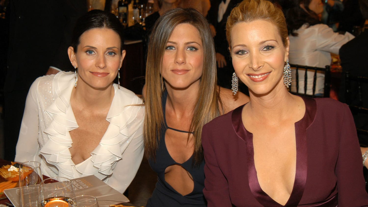 Former Friends Courteney Cox Lisa Kudrow Jennifer Aniston Keep In Touch Via Text Chain