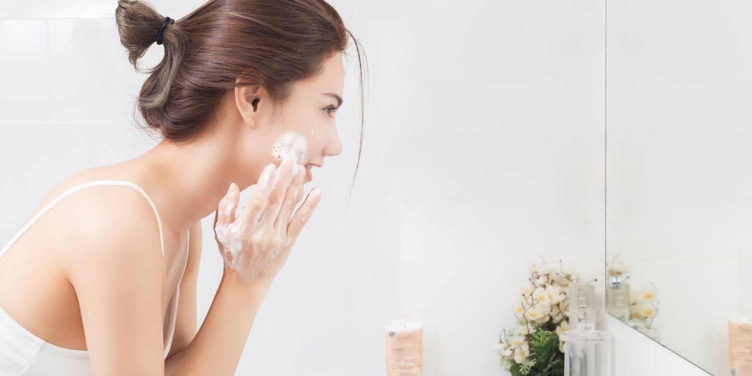 Phương pháp trị mụn đầu đen: rửa mặt kỹ lưỡng