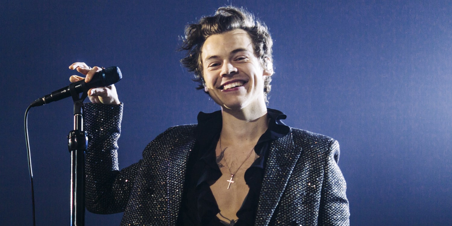 Featured image of post Harry Styles Short Hair Wallpaper : He posted a photo of the ponytail that was cut off and donated, and fans outright mourned the end of an era