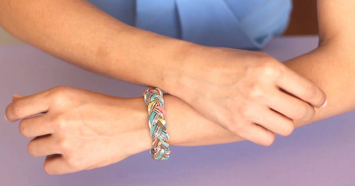 Here’s how to easily clasp a bracelet by yourself
