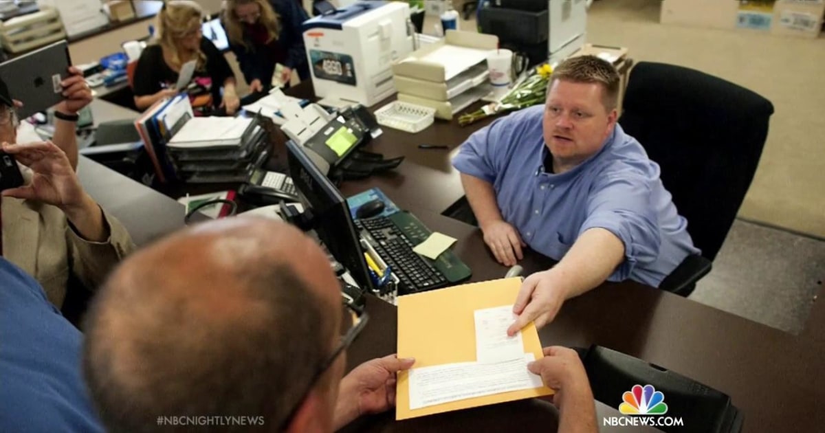 Defiant Kentucky County Issues First Same-Sex Marriage License | Mashable News - YouTube