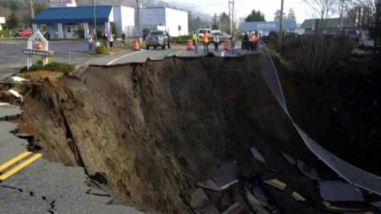 It S A Monster Massive Sinkhole Closes Part Of Oregon
