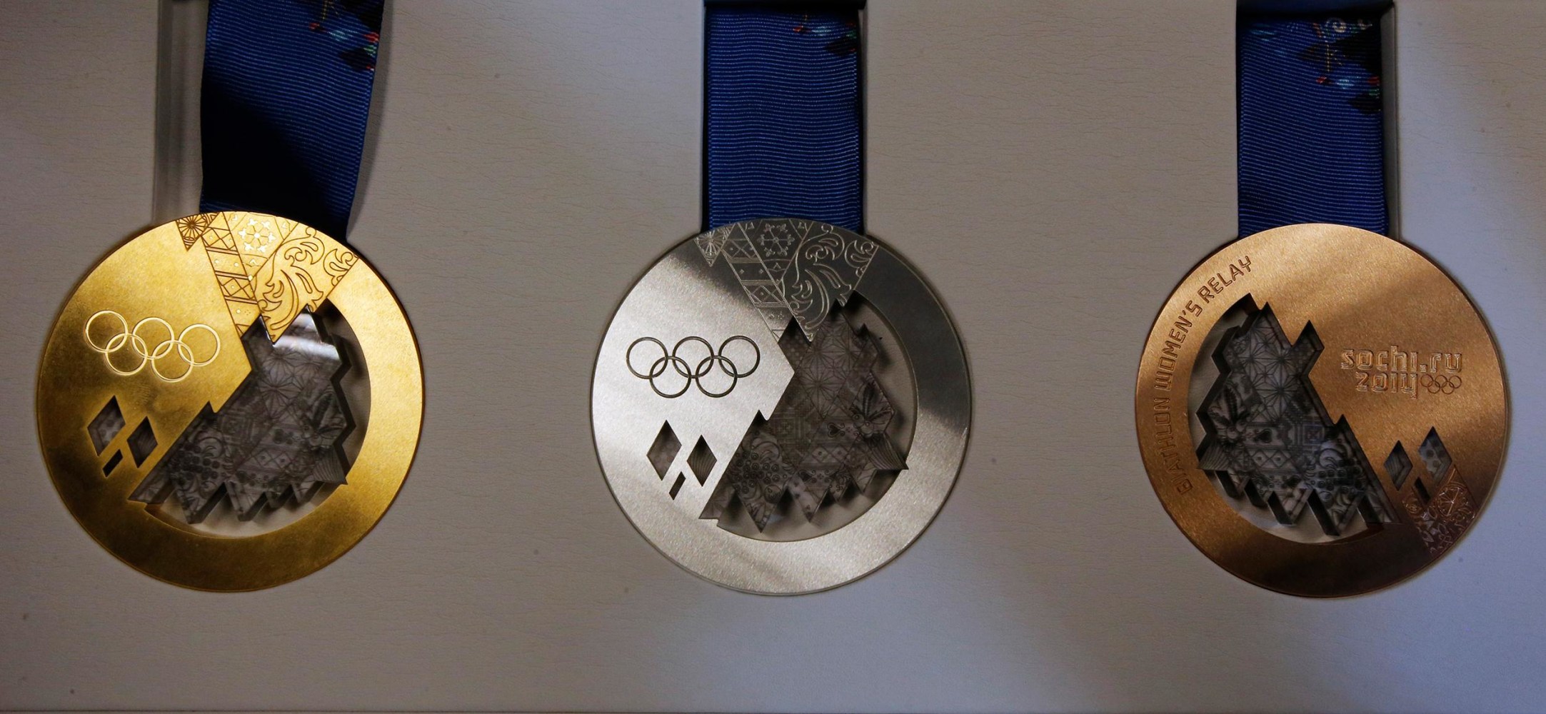 Olympians, THE OLYMPIC CHAMPIONS BITE THEIR MEDALS