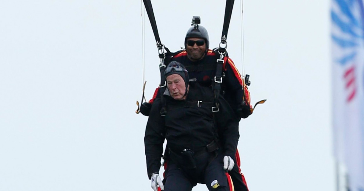 George H.W. Bush nimmt einen Fallschirmsprung: Das ist 