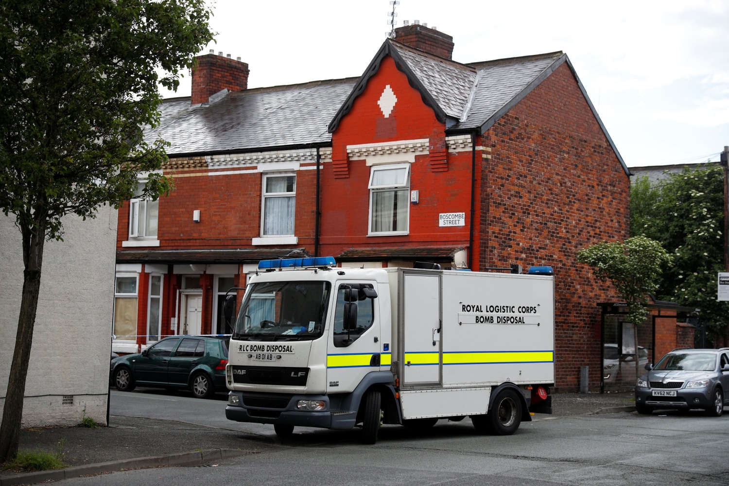 Image A bomb disposal unit stops outside a street in Moss Side Manchester