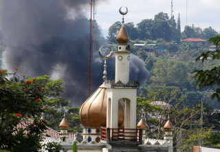 Image: Smoke billows amid fighting in Marawi, Philippines