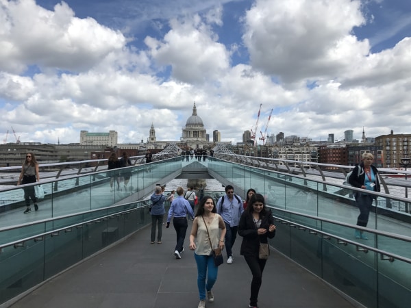 Image: Londralılar ve turistler şehrin Binyıl Köprüsü'nü