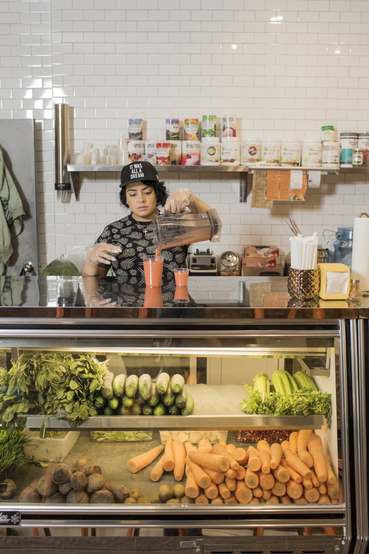  Image: La DJ Angela Yee a récemment ouvert un bar à jus appelé Juice for Life à Bed-Stuy. La franchise vise à diffuser une alimentation saine aux communautés qui n'ont pas accès à des aliments frais.