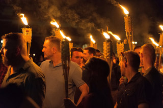 Imagem: nacionalistas brancos carregam tochas nas terras da Universidade da Virgínia