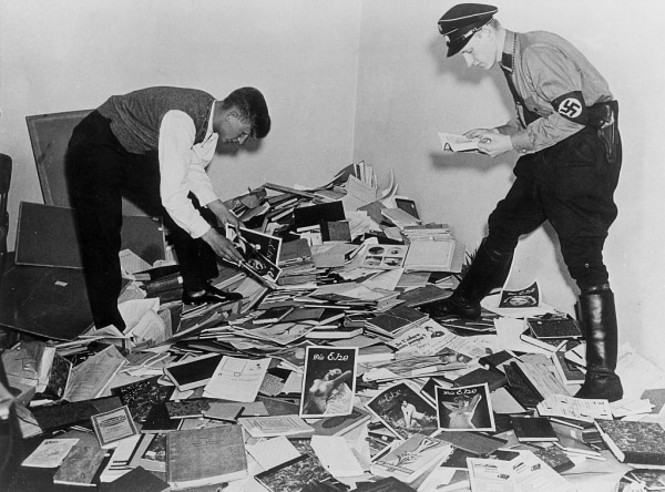 III.Reich, burning of the books 10.05.1933:Students of the natiional-socialist students association NSDStB collecting 'un-german and decadent' books in order to transport them to the pyre at the berlin Opernplatz: Picture shows the confiscation of th