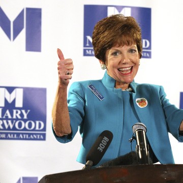  Image: Mayoral candidate Mary Norwood gives supporters to double thumbs up in Atlanta "title =" Image: Mayoral candidate Mary Norwood gives supporters to double thumbs up in Atlanta "/> </noscript><br />
<a href=