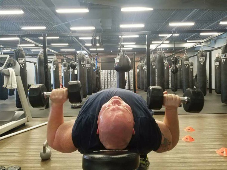 I de sidste 15 måneder har Mike Powers gået i fitnesscenter fem gange om ugen, mens han taber sig og ændrer sit helbred.