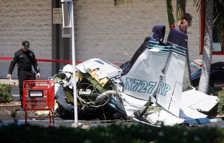 Image: Five killed in small plane crash in Santa Ana, California