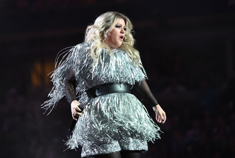 Kelly Clarkson dazzles in sparkly fringe dress at US Open
