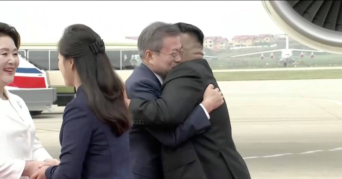 Kim Jong Un hugs Moon Jae-in at airport for start of Korean summit