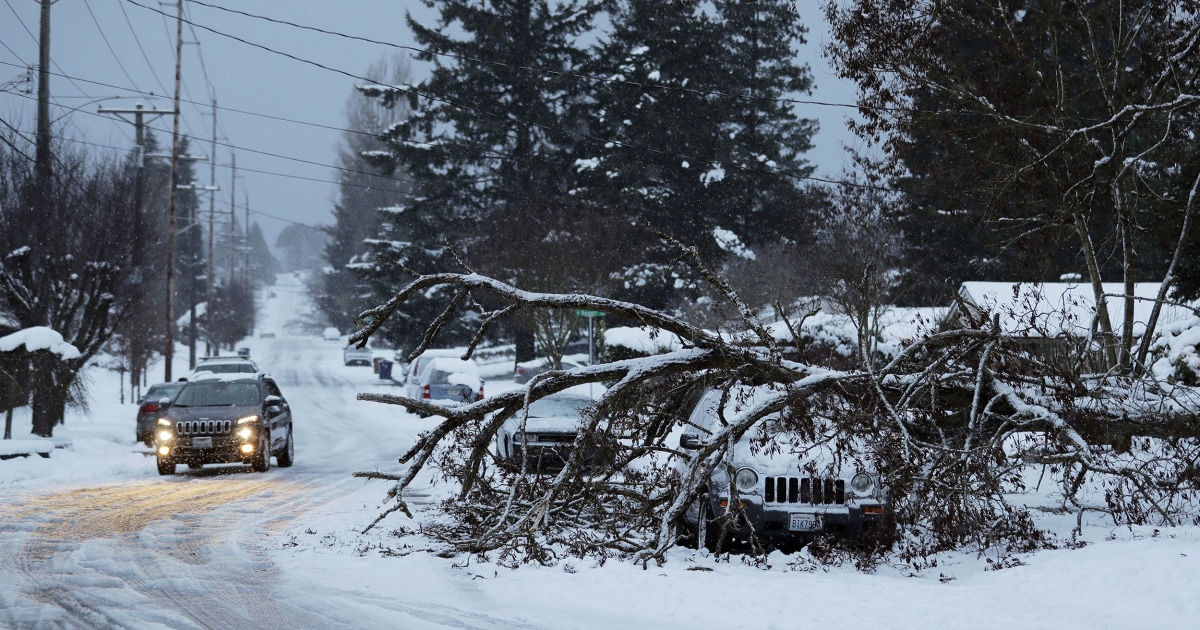 Snowstorms expected to bring travel woes, power issues to Midwest, Northeast