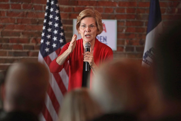 Image: Democratic Presidential Candidate Elizabeth Warren (D-MA) Holds Campaigning Organizing Event In Dubuque, Iowa