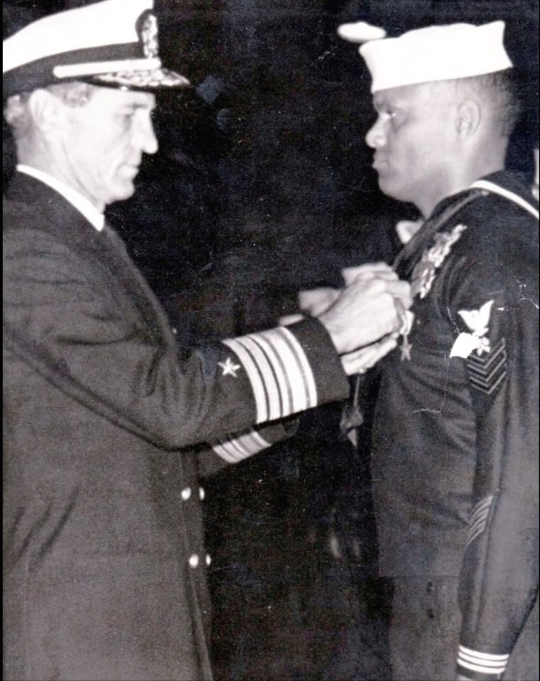 Bill Goines erhält die Anstecknadel eines hohen U.S. NAVY-Offizier, als er dem SEAL-Team beitrat.