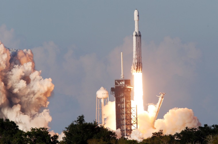 SpaceX's Falcon Heavy rocket launches on first commercial ...