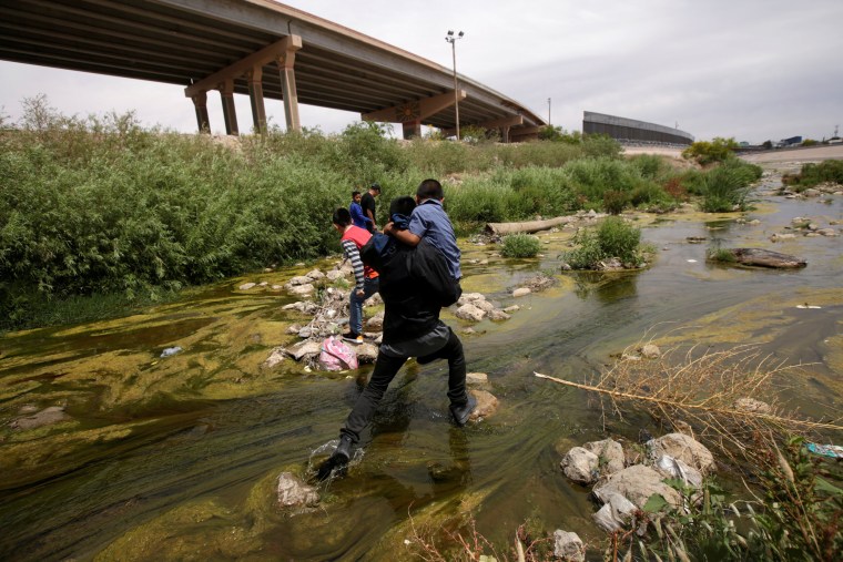 Image: Migrants cross the Bravo River at the border between Ciudad Juarez, Mexico, and El Paso, Texas, on May 7, 2019.