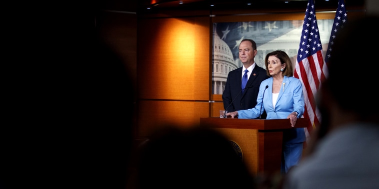 Imagen: el presidente del Comité de Inteligencia de la Cámara de Representantes, Adam Schiff, y la presidenta de la Cámara de Representantes, Nancy Pelosi, durante una conferencia de prensa en Capitol Hill el 2 de octubre de 2019.
