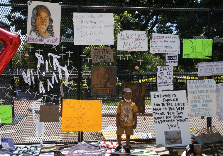 New fence around the White House becomes a canvas for protesters