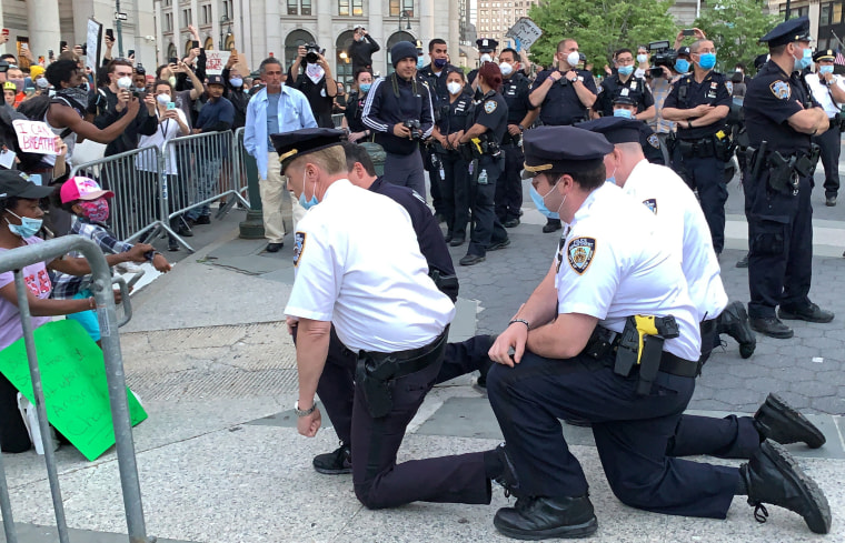 Covid – Le crime !.... Stop aux Attentats False Flag ! 200612-robert-cattani-nypd-blm-protest-taking-a-knee-one-time-use-only-se-118p_2aa44d7d0998be5c6939ba83ac50aec2.fit-760w