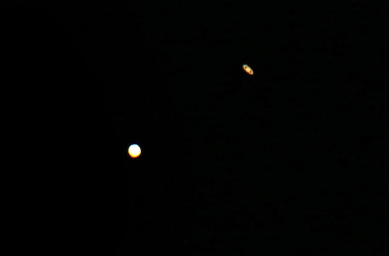 Imagen: La "Gran Conjunción" de Júpiter y Saturno se puede ver en el distrito de Al-Salmi de Kuwait el lunes. 