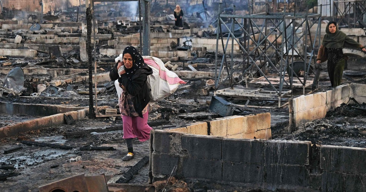 Hundreds of Syrian refugees flee Lebanon camp while tents burn