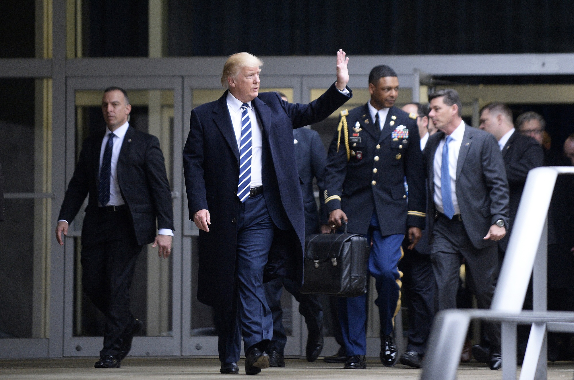 TT Donald Trump rời trụ sở CIA ở Langley, Va., vào ngày 21 tháng 1 năm 2017. với một phụ tá quân sự mang "quả bóng" hạt nhân .Olivier Doulier / Pool via Getty Images