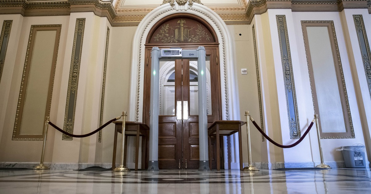 House approves fines of up to $ 10,000 for legislators evading metal detectors