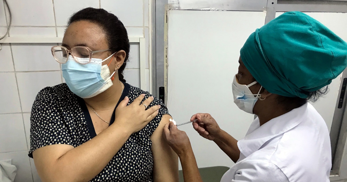 Kuba apgalvo, ka tā ar savu COVID-19 vakcīnu “liek derības, ka tā ir droša”