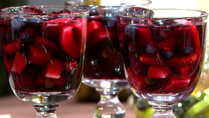How to make red, white sangria to celebrate your favorite Super Bowl ...